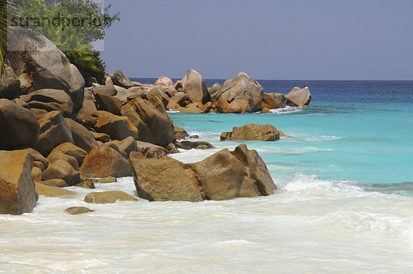 Granitfelsen und tropische Vegetation  Anse Georgette  Insel Praslin  Seychellen  Afrika  Indischer Ozean