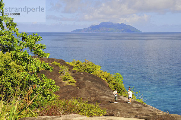 Blick über Granitfelsen auf die Insel Silhouette  Insel Mahe  Seychellen  Afrika  Indischer Ozean