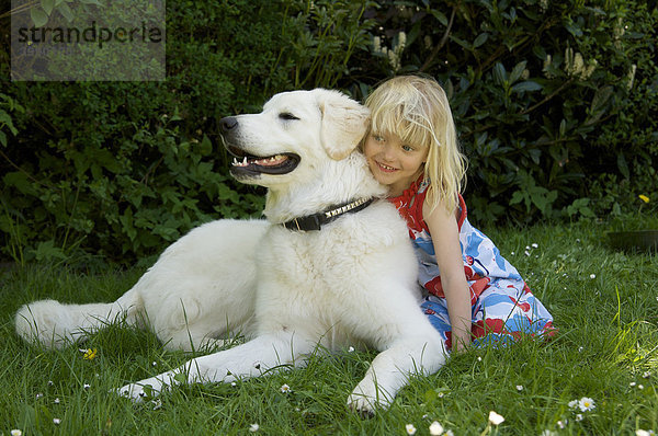 Mädchen  4 Jahre  blond  mit Tatrahund