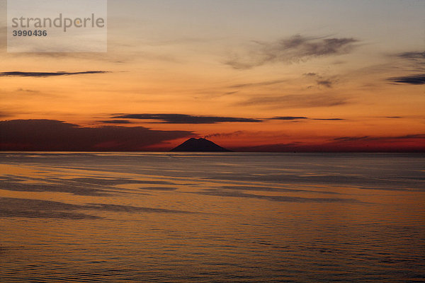 Sonnenuntergang am Stromboli  Tropea  Kalabrien  Italien  Europa