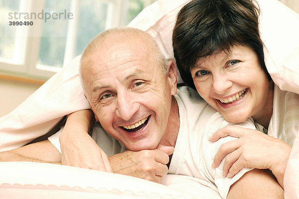 Seniorenpaar  Bett  lachen