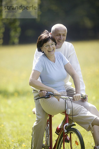 Seniorenpaar  Fahrrad  vital