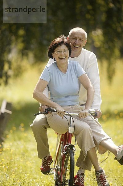Seniorenpaar  Fahrrad  vital