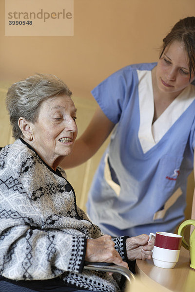 Pflegeheim  alte Frau mit Pflegerin
