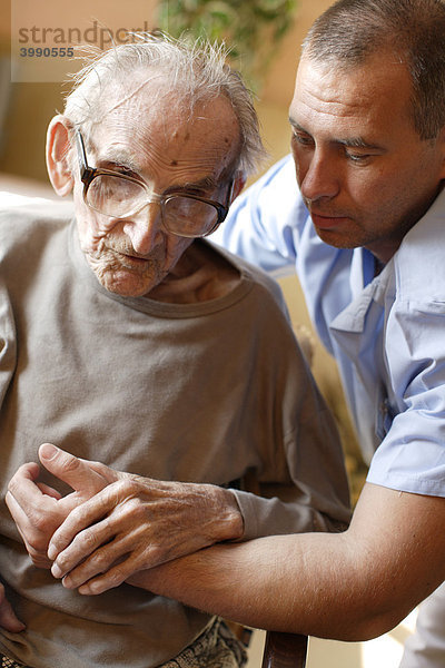 Pflegeheim  alter Mann mit Pfleger
