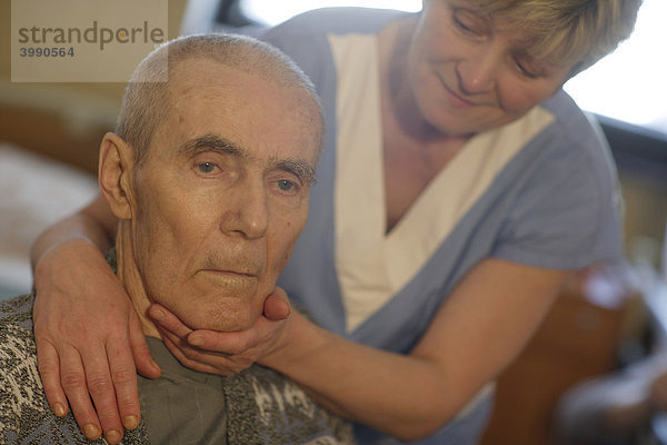 Pflegeheim  alter Mann mit Pflegerin
