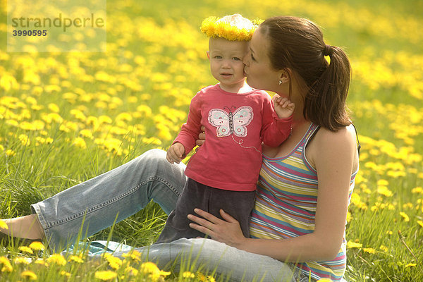 Schwangere Mutter mit Baby  Mädchen  in der Frühlingwiese