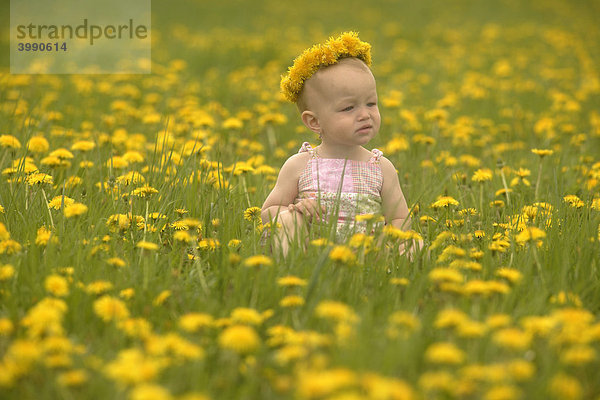 Baby  Mädchen  in Frühlingwiese