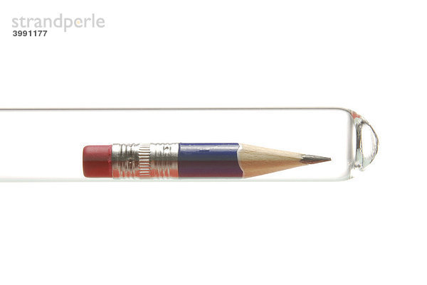 Abgespitzter Stift in Reagenzglas  Symbolbild für viel Arbeit
