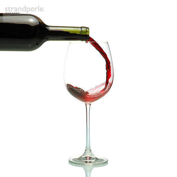 Rotwein beim Einschenken in ein Weinglas