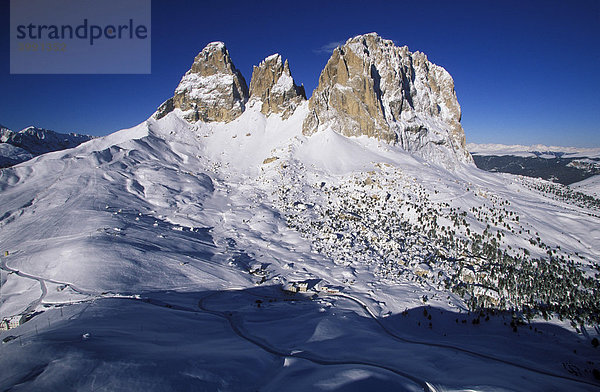 Langkofel am Sellajoch mit Steinerne Stadt  Dolomiten  Südtirol  Italien  Luftbild