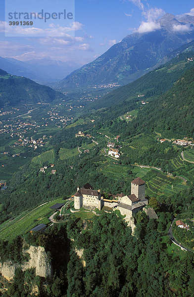 Luftbild  Schloss Tirol  Burggrafenamt  Südtirol  Italien