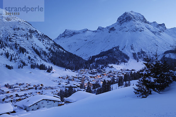 Abenddämmerung in Lech  Omeshorn  Vorarlberg  Österreich