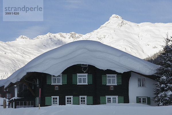 Verschneites Bauernhaus in Zug bei Lech  Vorarlberg  Österreich