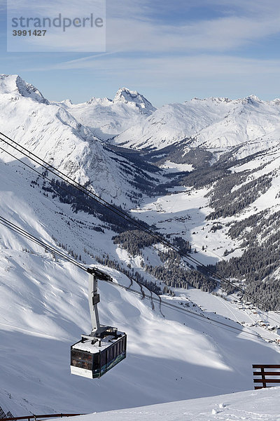 Oberes Lechtal mit Rote Wand  Dorf Zug bei Lech  Rüfikopf-Seilbahn  Rüfikopfbahn  Vorarlberg  Österreich