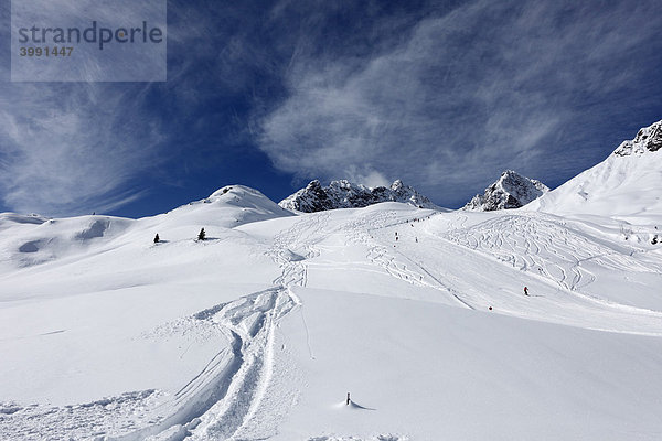 Skispuren im Tiefschnee und Skipiste am Hasenfluh bei Zürs  Vorarlberg  Österreich