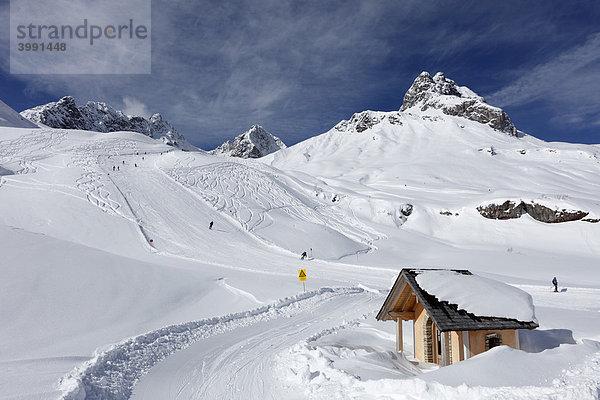 Skipiste mit Tiefschnee am Hasenfluh und Kapelle am Flexenpass bei Zürs  Vorarlberg  Österreich