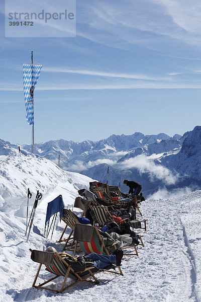Liegestühle vor Wankhaus auf Wank bei Garmisch-Partenkirchen  hinten Wettersteingebirge  Werdenfelser Land  Oberbayern  Bayern  Deutschland
