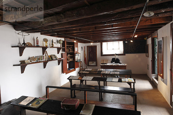 Altes Schulzimmer  volkskundliches Museum im Gutshof Casa Lujan in Puntallana  La Palma  Kanaren  Kanarische Inseln  Spanien