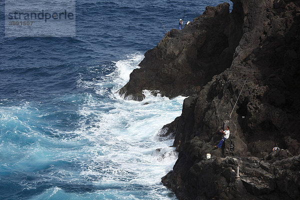 Angler an Felsküste  San AndrÈs  La Palma  Kanaren  Kanarische Inseln  Spanien