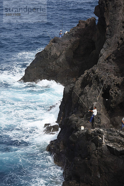 Angler an Felsküste  San AndrÈs  La Palma  Kanaren  Kanarische Inseln  Spanien