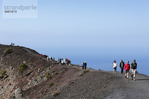 Touristen auf Kraterrand von Vulkan San Antonio bei Fuencaliente  La Palma  Kanaren  Kanarische Inseln  Spanien  Europa