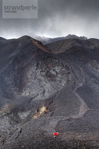 Frau mit Rucksack auf Ruta de los Volcanes  Vulkanroute  Vulkan Duraznero  La Palma  Kanaren  Kanarische Inseln  Spanien  Europa