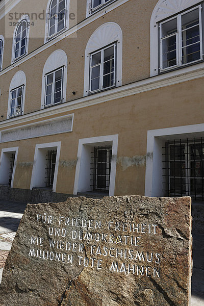 Mahnmal vor Hitlers Geburtshaus  Braunau am Inn  Innviertel  Oberösterreich  Österreich  Europa
