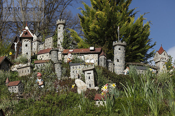 Gartenzwerge und Modell-Burgen in einem Garten in Sarleinsbach  Mühlviertel  Oberösterreich  Österreich  Europa