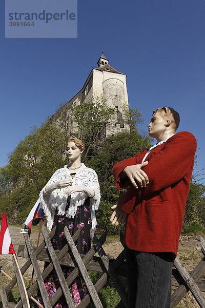 Trachten-Puppen vor Burg Raabs an der Thaya  Waldviertel  Niederösterreich  Österreich  Europa