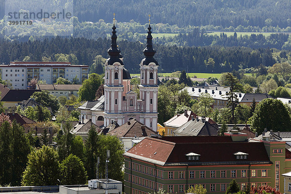 Wallfahrtskirche zum Heiligen Kreuz  Blick vom Kirchturm der Pfarrkirche  Villach  Kärnten  Österreich  Europa