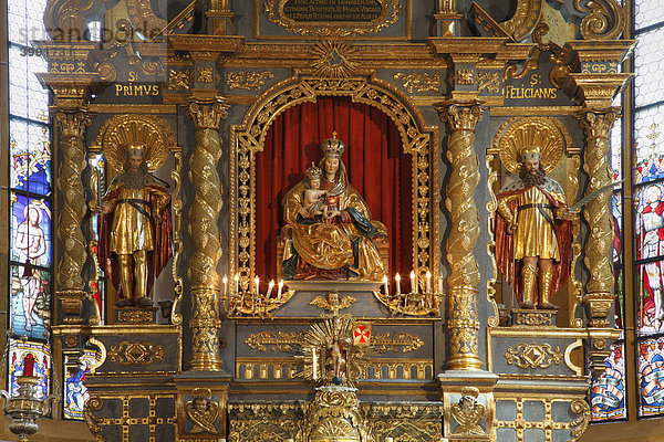 Spätgotische Schutzmantelmadonna  Hochaltar der Pfarrkirche in Maria Wörth am Wörthersee  Kärnten  Österreich  Europa