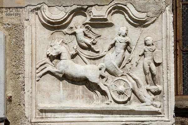 Römisches Relief Achilles schleift Hektor  Südwand der Wallfahrtskirche Maria Saal  Kärnten  Österreich  Europa