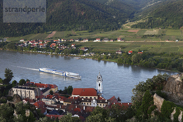 Dürnstein  Kreuzfahrtschiff auf Donau  Wachau  Niederösterreich  Österreich  Europa