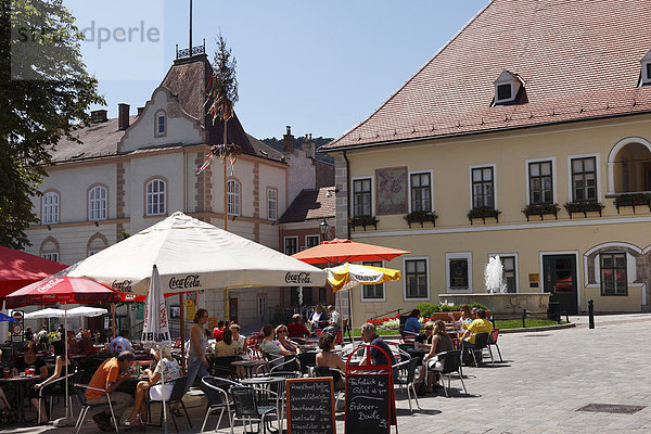 StraßencafÈ im Stadtzentrum von Mödling  Wienerwald  Niederösterreich  Österreich  Europa