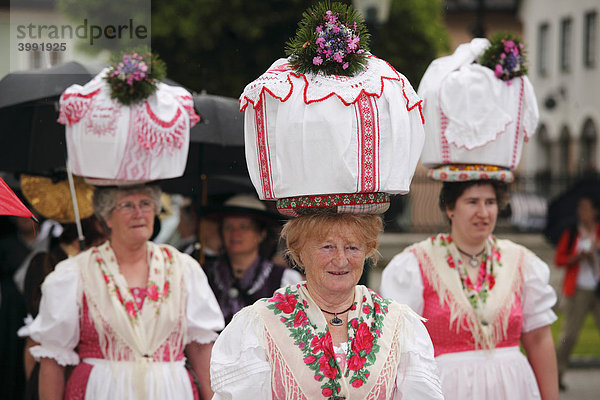 Frauen in Tracht aus Gosau in Oberösterreich  Narzissenfest in Bad Aussee  Ausseer Land  Salzkammergut  Steiermark  Österreich  Europa