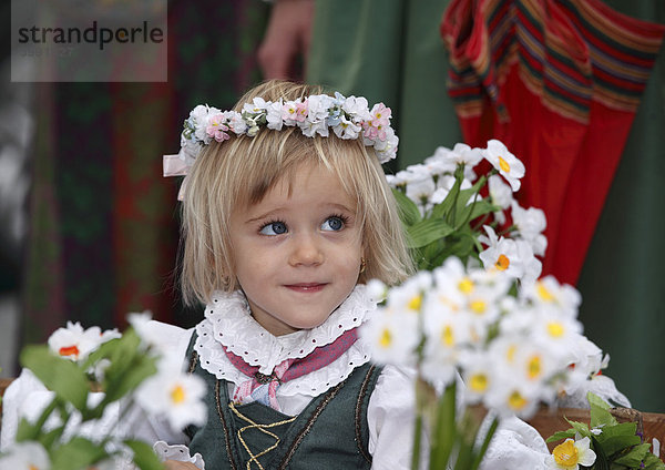 Mädchen mit Blumenkranz  Narzissenfest in Bad Aussee  Ausseer Land  Salzkammergut  Steiermark  Österreich  Europa