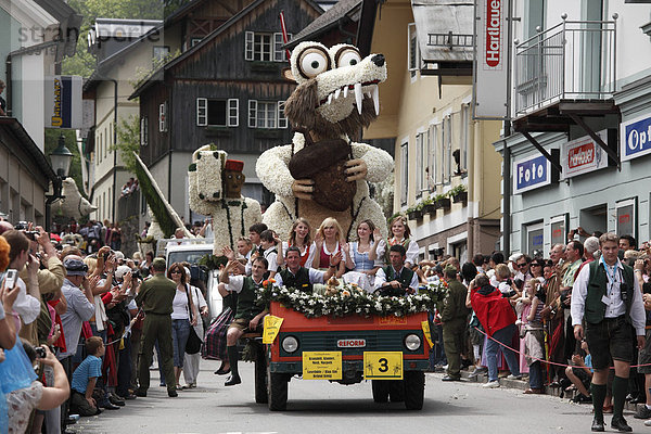 Säbelzahneichhörnchen  Autokorso mit Figuren aus Narzissen  Narzissenfest in Bad Aussee  Ausseer Land  Salzkammergut  Steiermark  Österreich  Europa