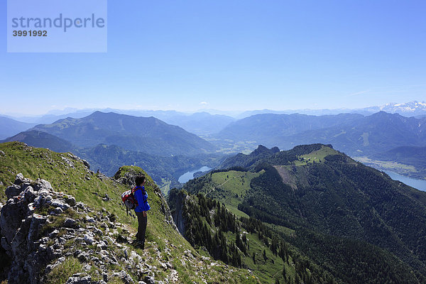 Frau mit Rucksack auf Schafberg  Mitte Schwarzensee  rechts Wolfgangsee  Salzkammergut  Land Salzburg/Oberösterreich  Salzburger Land  Österreich  Europa