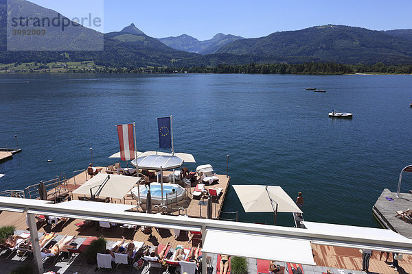 Bade-Terrasse von Hotel Weißes Rössl  St. Wolfgang  Wolfgangsee  Salzkammergut  Oberösterreich  Österreich  Europa