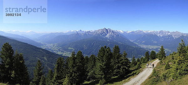 Blick vom Patscherkofel über Wipptal und Stubaital  Mitte: Serles in Stubaier Alpen  Tirol  Österreich  Europa