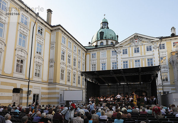 Promenadenkonzert im Innenhof der kaiserlichen Hofburg mit Rainer Musik Salzburg  Innsbruck  Tirol  Österreich  Europa