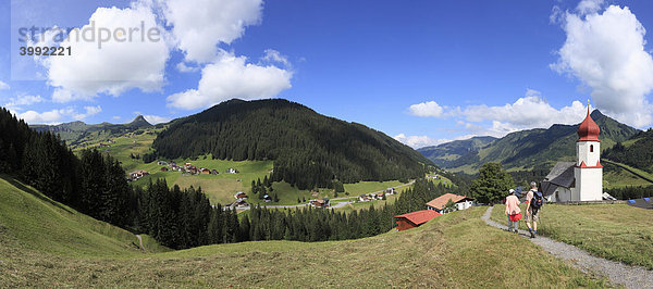 Damüls mit Pfarrkirche St. Nikolaus  Bregenzerwald  Bregenzer Wald  Vorarlberg  Österreich  Europa