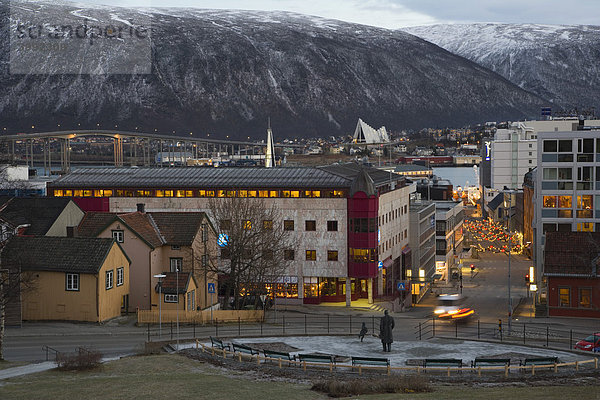 Panorama von Tromso und Tromsdalen vom Kongeparken Park aus  Polarnacht  Winter  Tromso  Norwegen  Skandinavien
