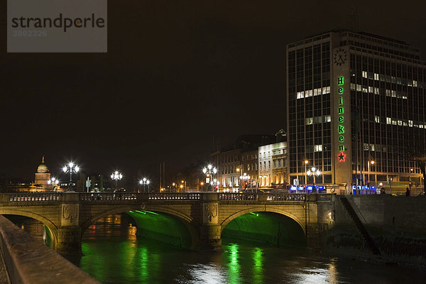 O'Connell Brücke und Heineken Gebäude vom Bachelor's Walk aus gesehen  Dublin  Irland