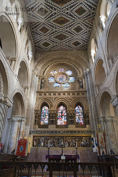Altar und Kirchenschiff der Waltham Abteikirche  Innenansicht  Waltham Abbey  Essex  England  Großbritannien