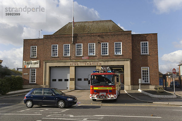 Einsatzfahrzeug und Feuerwehrwache  County Borough  Reading  Berkshire  Großbritannien