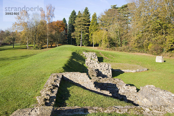 Römische Mauerreste auf dem Gelände der St. Mary's Abbey Abtei  Cirencester  Cotswolds  Gloucestershire  England  Großbritannien