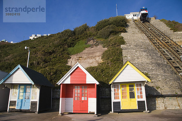 Strandumkleidekabinen und Kabine der West Cliff Standseilbahn im Winter  Bournemouth  Dorset  England  Großbritannien