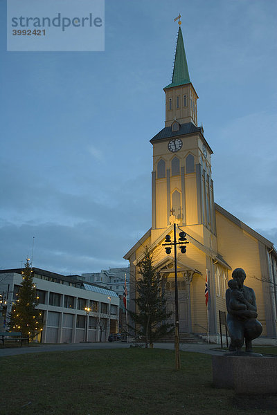 Evangelische Kathedrale  Tromso domkirke  Polarnacht  Winter  Tromso  Norwegen